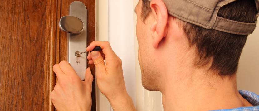 Opening the door without a key: Locksmith opens the door with tools