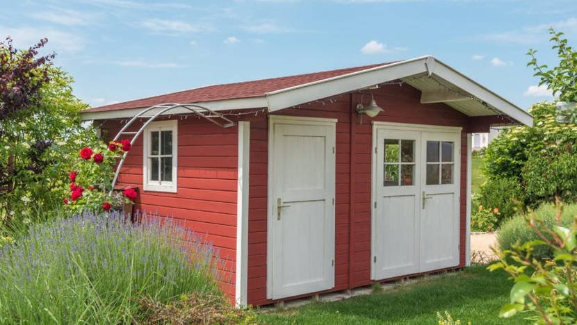 Painting the garden house: tips and answers to the most important questions